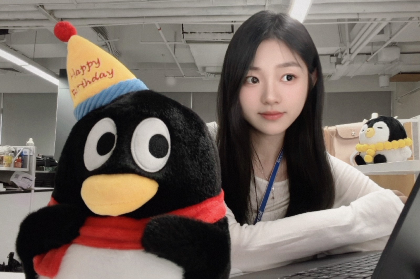 Krystal 在腾讯元宝产品部办公区与企鹅公仔的合影