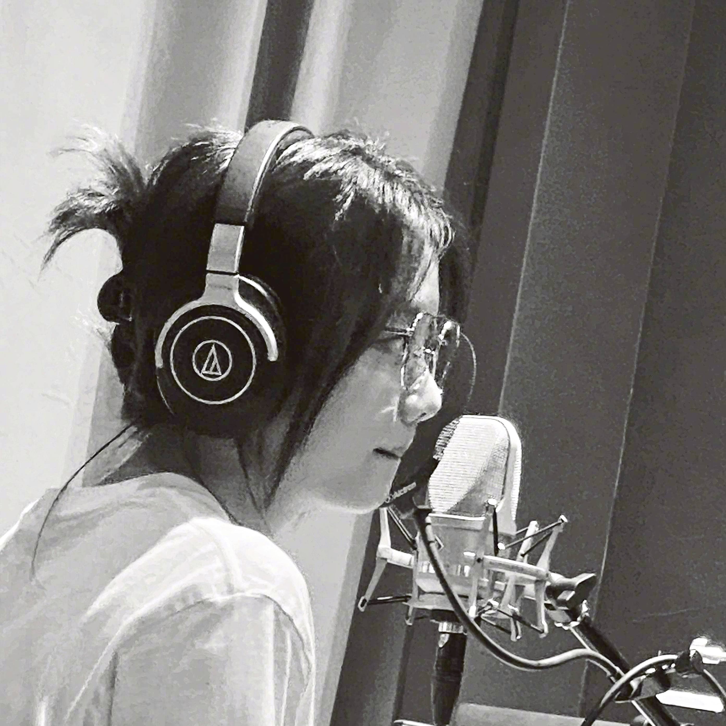 在录音棚中演唱《서울 이야기》