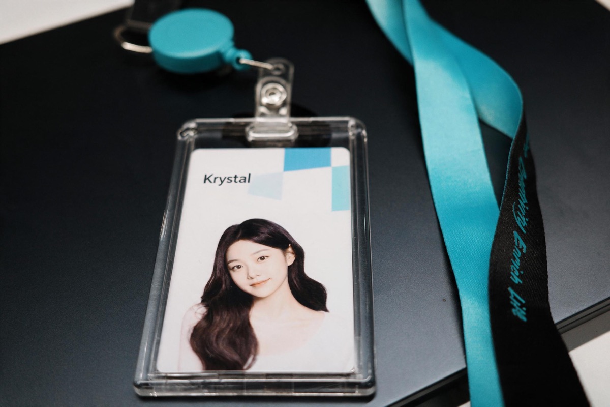 Krystal 的字节跳动工牌与挂绳
